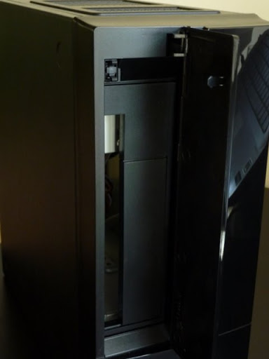 Ruimte voor een 5 1/4" of een slimline drive